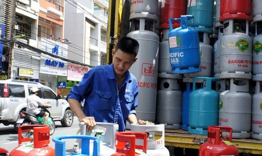 Giá gas tiếp tục giảm mạnh hơn 18000 đồngbình