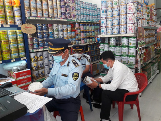 Xử phạt 1 cơ sở buôn bán thực phẩm giả kém chất lượng tại Tiền Giang