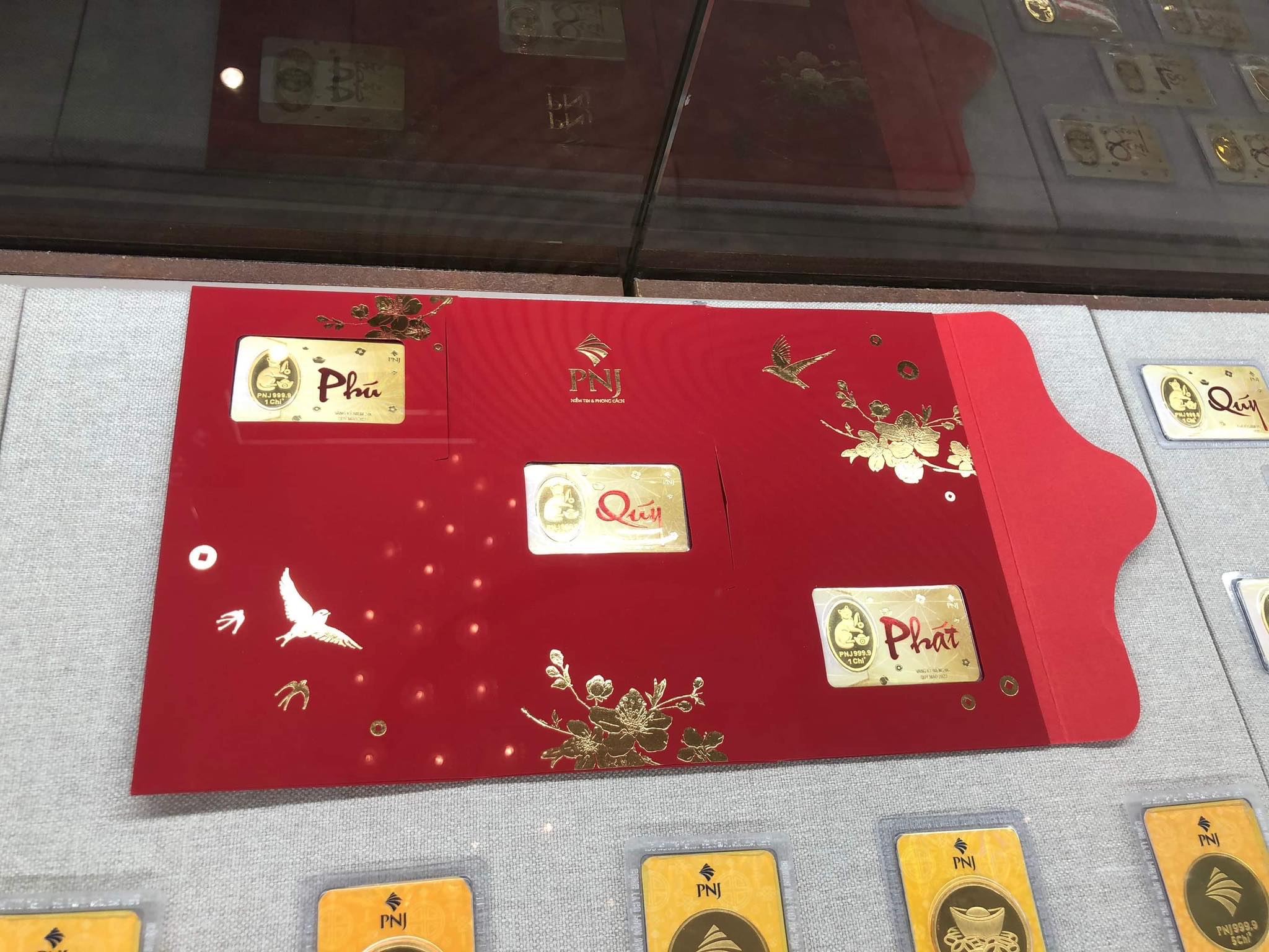 Ngày vía Thần tài 2023 Người dân TPHCM chen nhau mua vàng cầu may