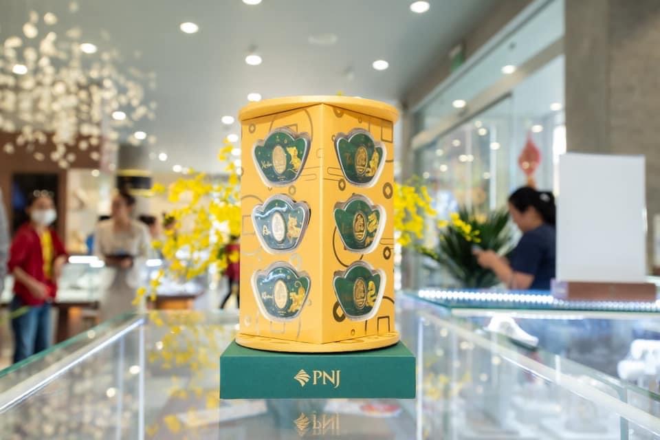 Ngày vía Thần tài 2023 Người dân TPHCM chen nhau mua vàng cầu may