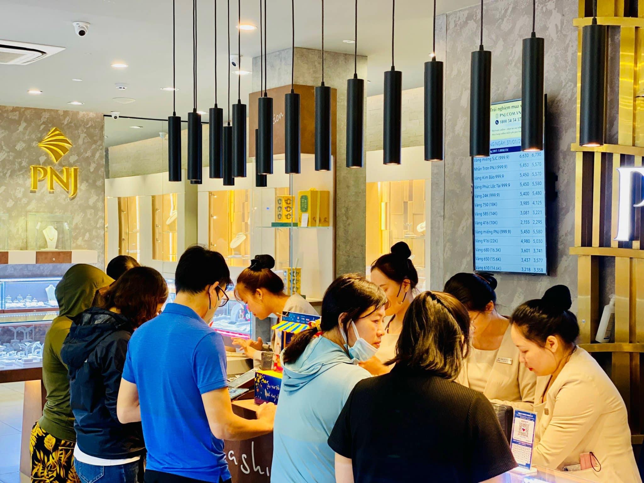 Ngày vía Thần tài 2023 Người dân TPHCM chen nhau mua vàng cầu may