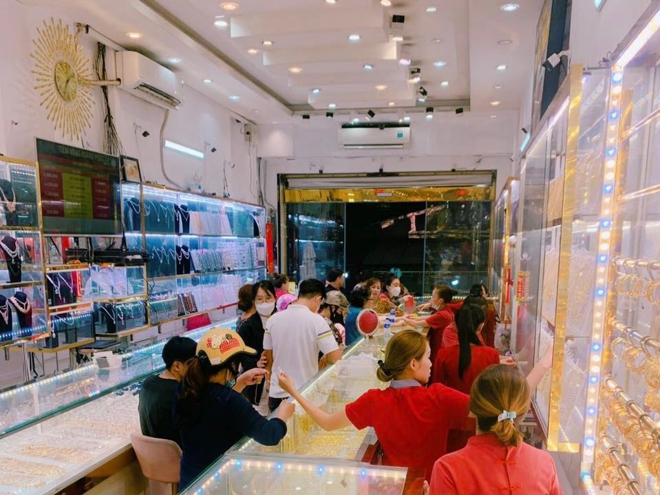 Ngày vía Thần tài 2023 Người dân TPHCM chen nhau mua vàng cầu may