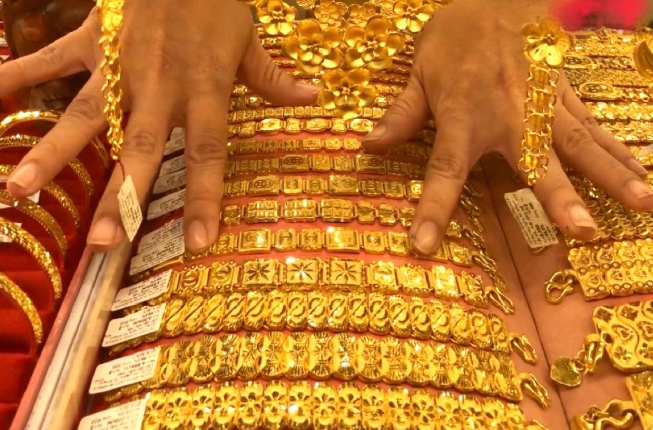 Ngày vía Thần tài 2023 Người dân TPHCM chen nhau mua vàng cầu may