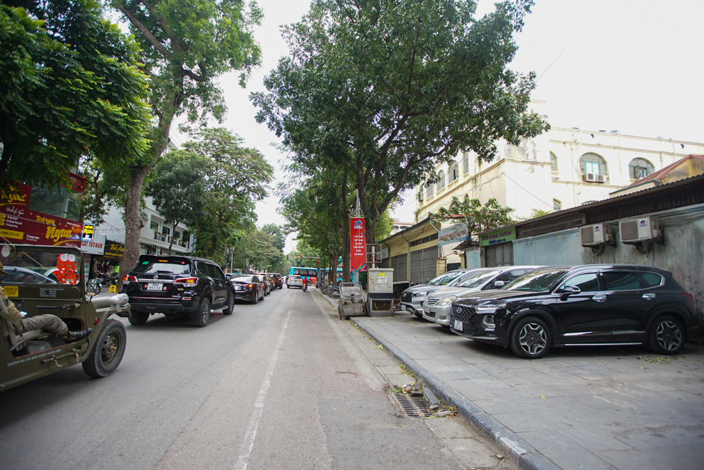 Hà Nội sẽ nghiên cứu đưa ra các tiêu chí cho phép đỗ để xe dưới lòng đường trên hè phố