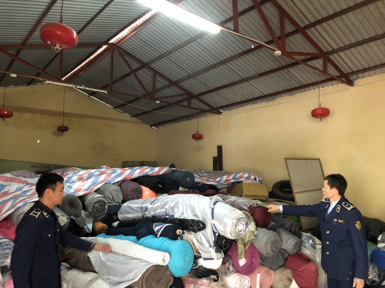 Thu trên 7 tấn vải cuộn tại kho hàng thuộc huyện Tiên Lữ Hưng Yên