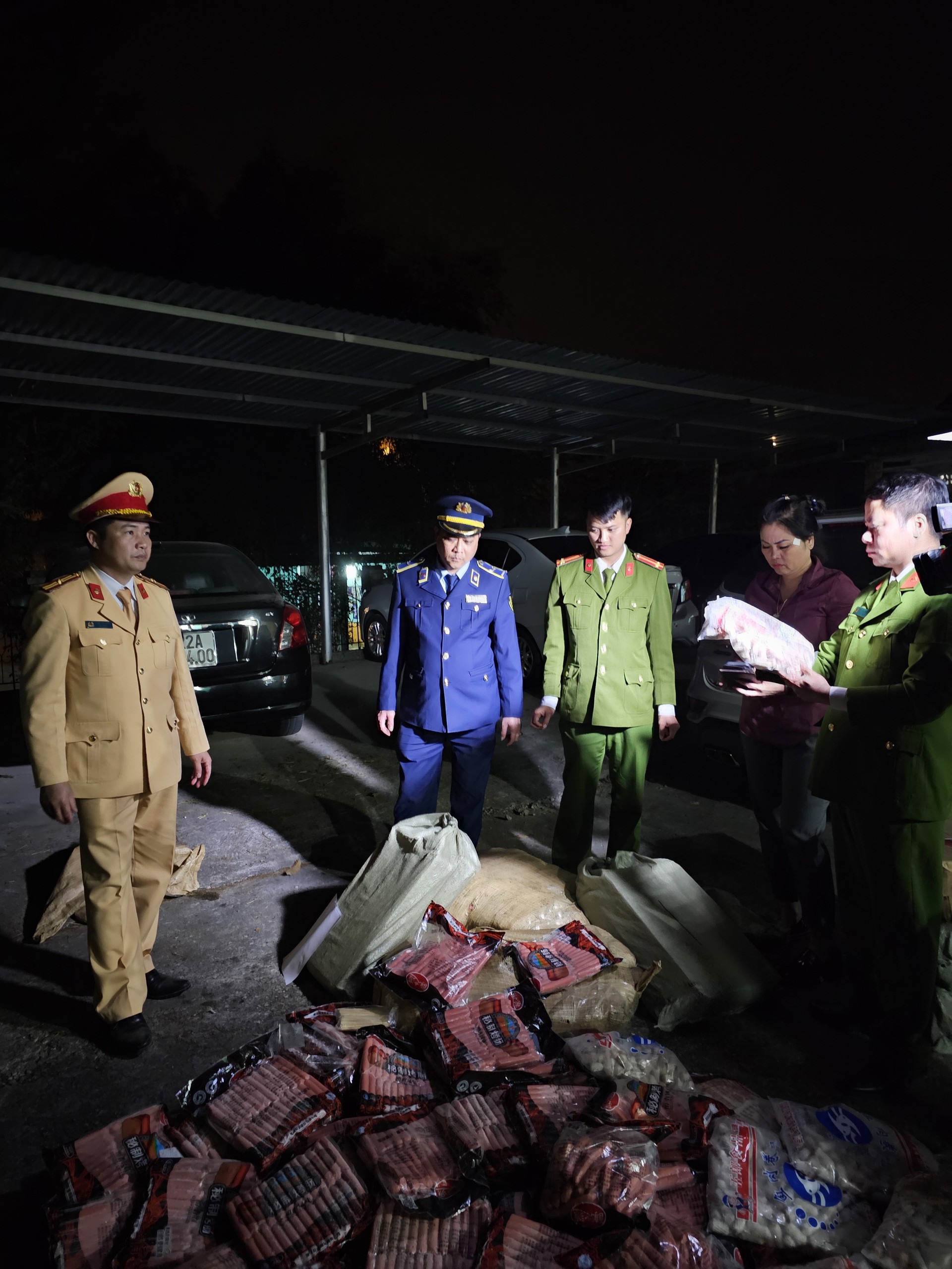 Ngăn chặn kịp thời lô thực phẩm không rõ nguồn gốc đang đi tiêu thụ