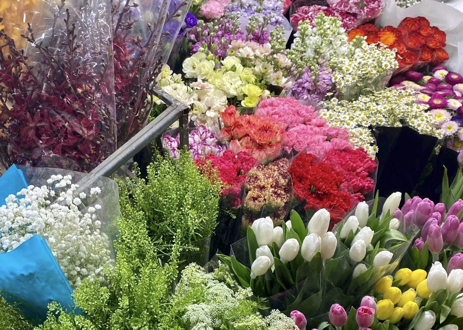 Giá hoa tăng cao nhưng vẫn hút khách dịp 83