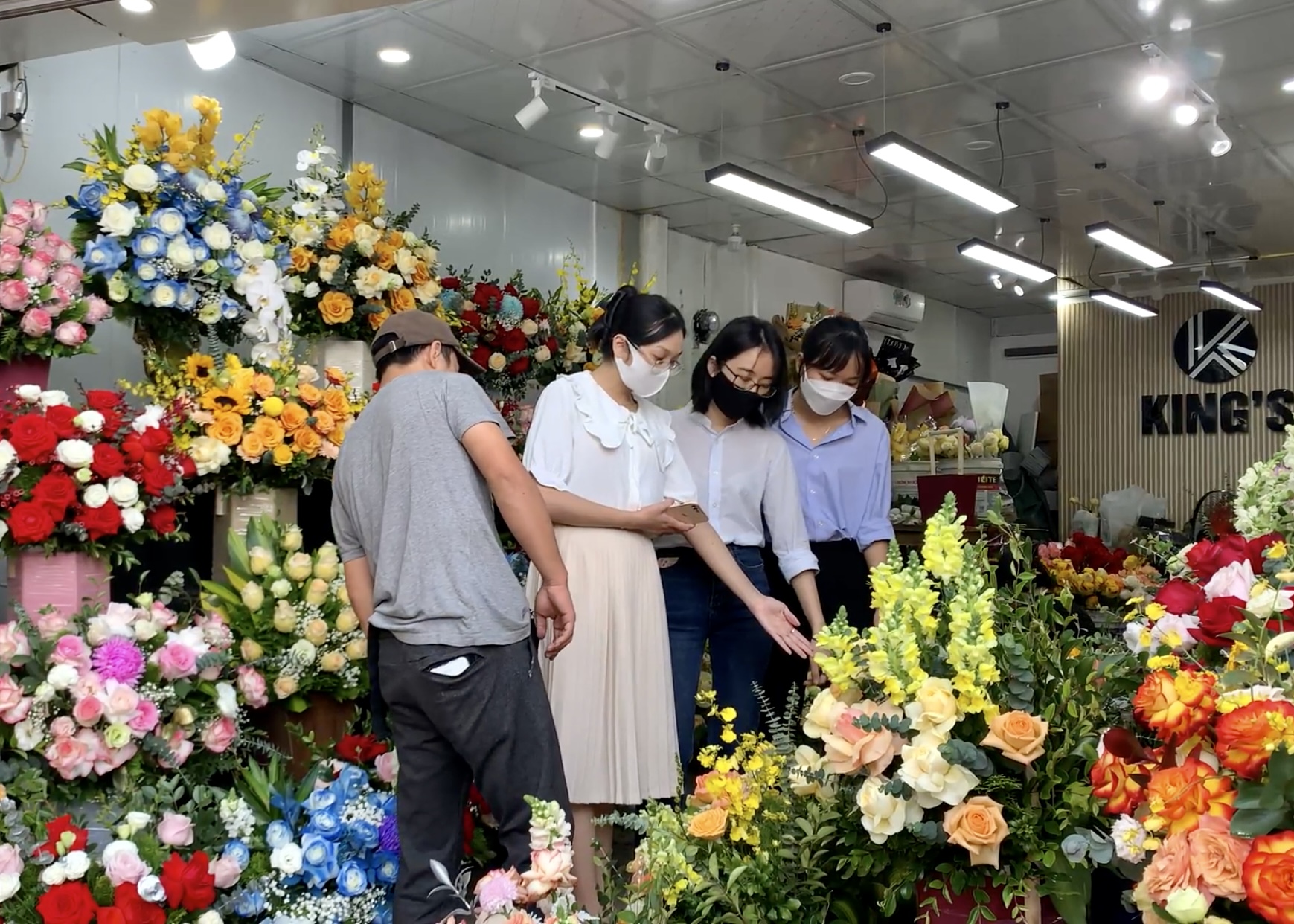 Giá hoa tăng cao nhưng vẫn hút khách dịp 83