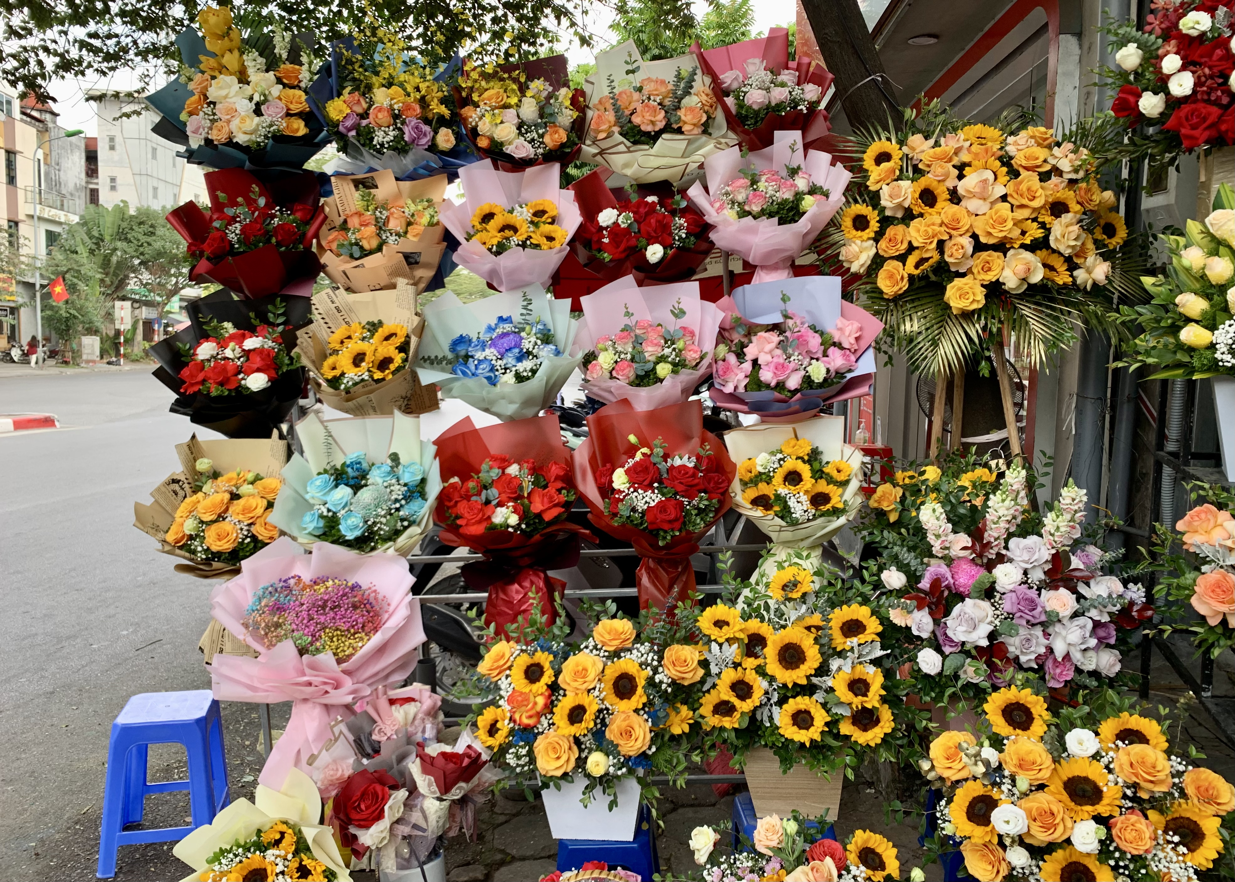 Giá hoa tăng cao nhưng vẫn hút khách dịp 83