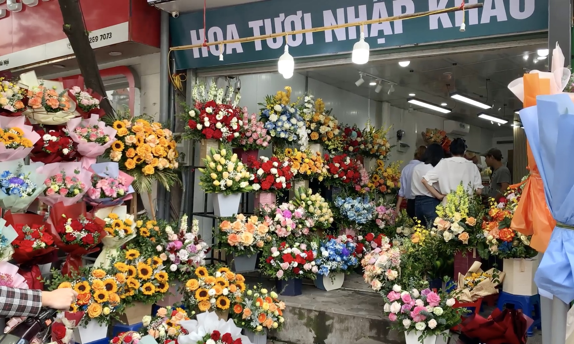 Giá hoa tăng cao nhưng vẫn hút khách dịp 83