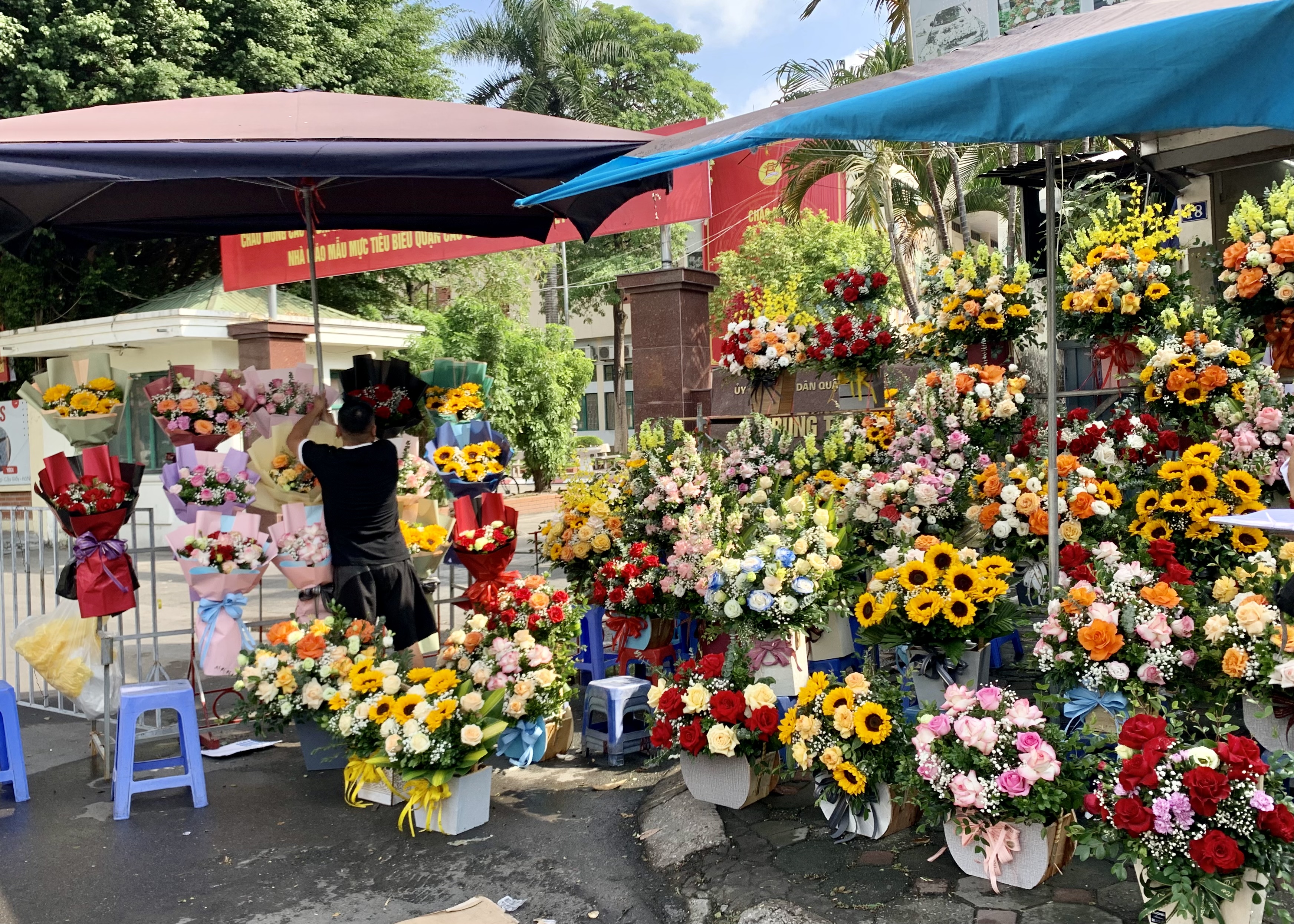 Giá hoa tăng cao nhưng vẫn hút khách dịp 83