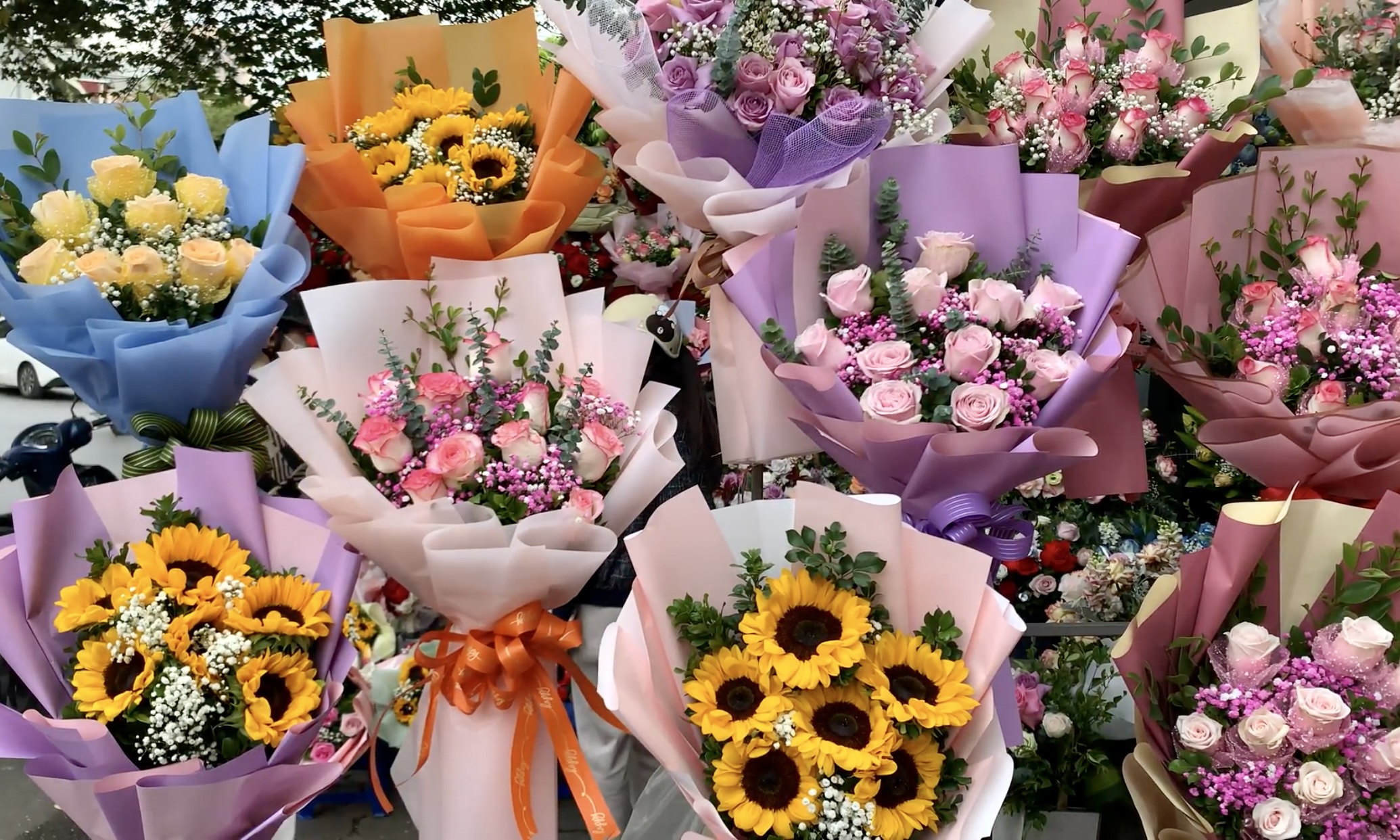 Giá hoa tăng cao nhưng vẫn hút khách dịp 83