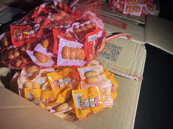 Thu giữ trên 66000 sản phẩm đồ chơi trẻ em và xúc xích không rõ xuất xứ tại Lào Cai