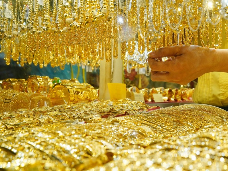 Giá vàng hôm nay 135 Vàng thế giới tiếp tục giảm thêm 5 USDounce