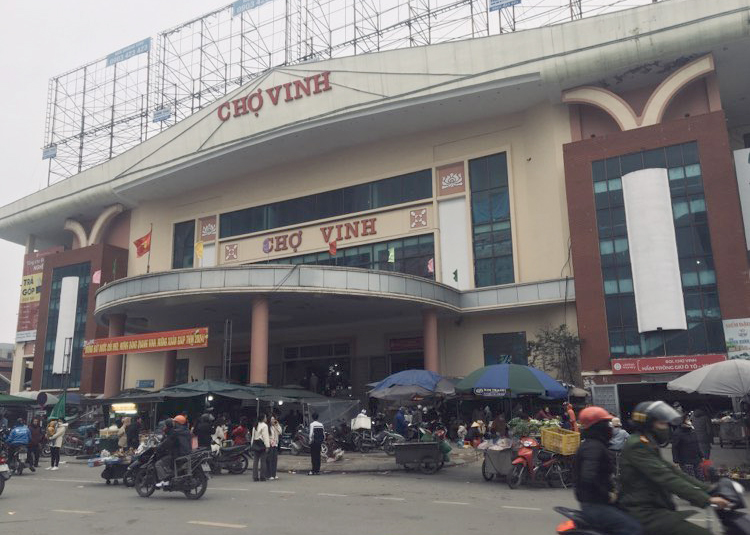 Quần áo không rõ xuất xứ không dấu hợp quy bán tràn lan ở chợ