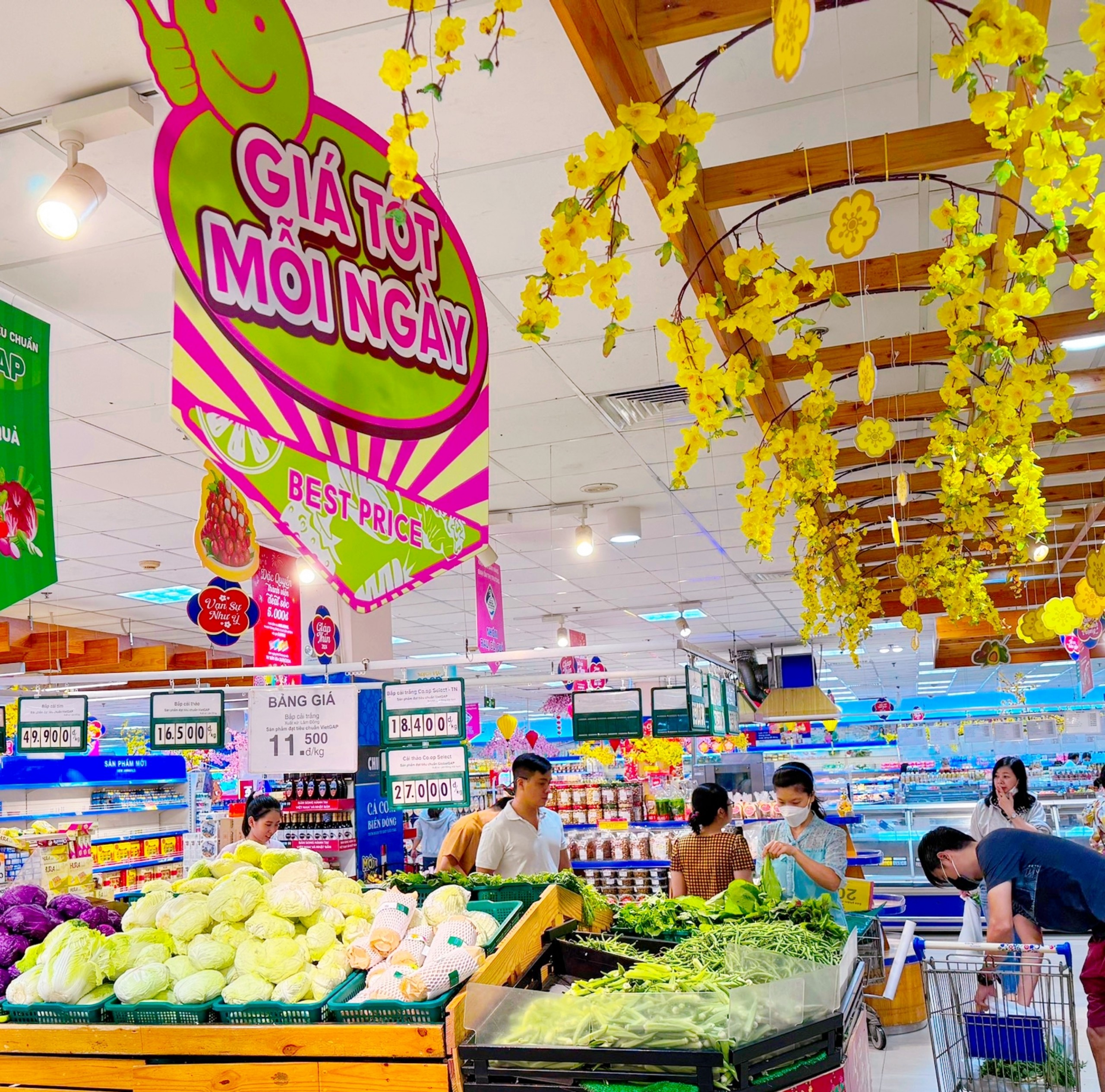 Coopmart CoopXtra lì xì khách mở tiệc chay đầu năm