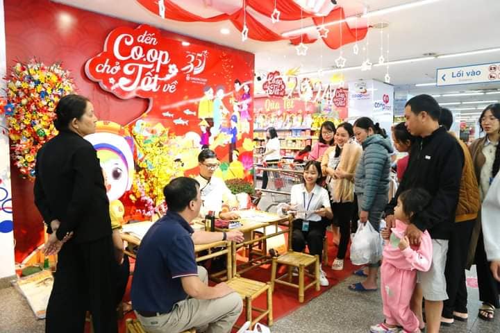 Coopmart CoopXtra lì xì khách mở tiệc chay đầu năm