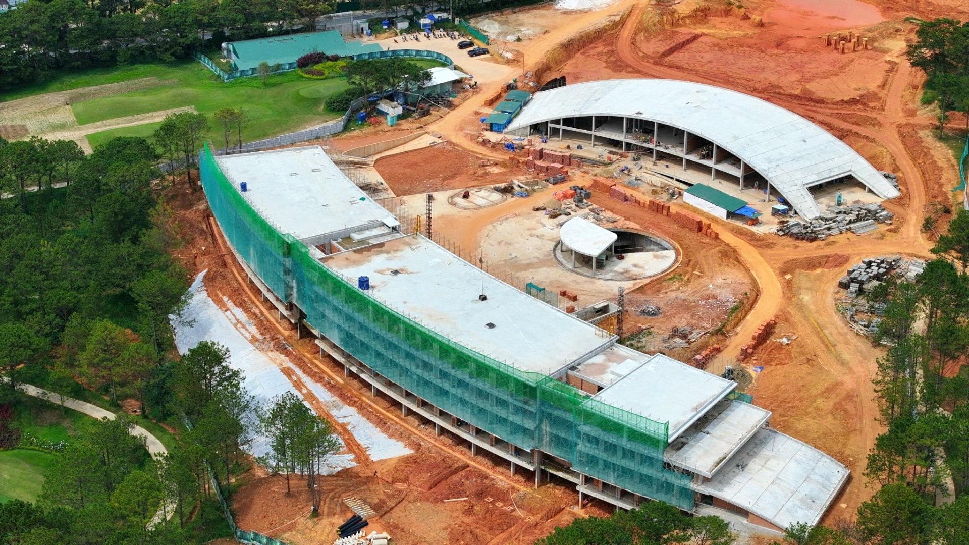 Công trình sai phạm tại dự án sân golf Đồi Cù Đà Lạt vẫn tồn tại dù quá thời hạn tháo dỡ
