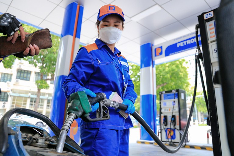 Giá xăng dầu hôm nay 42 Tiếp tục giảm