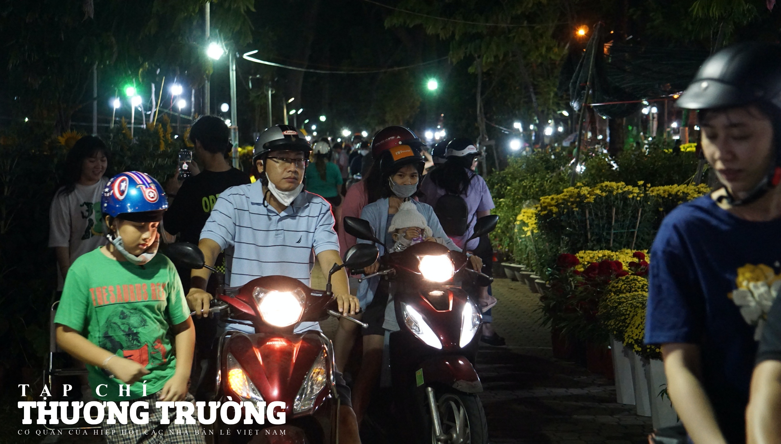 Khách hàng tấp nập tại chợ hoa xuân TPHCM