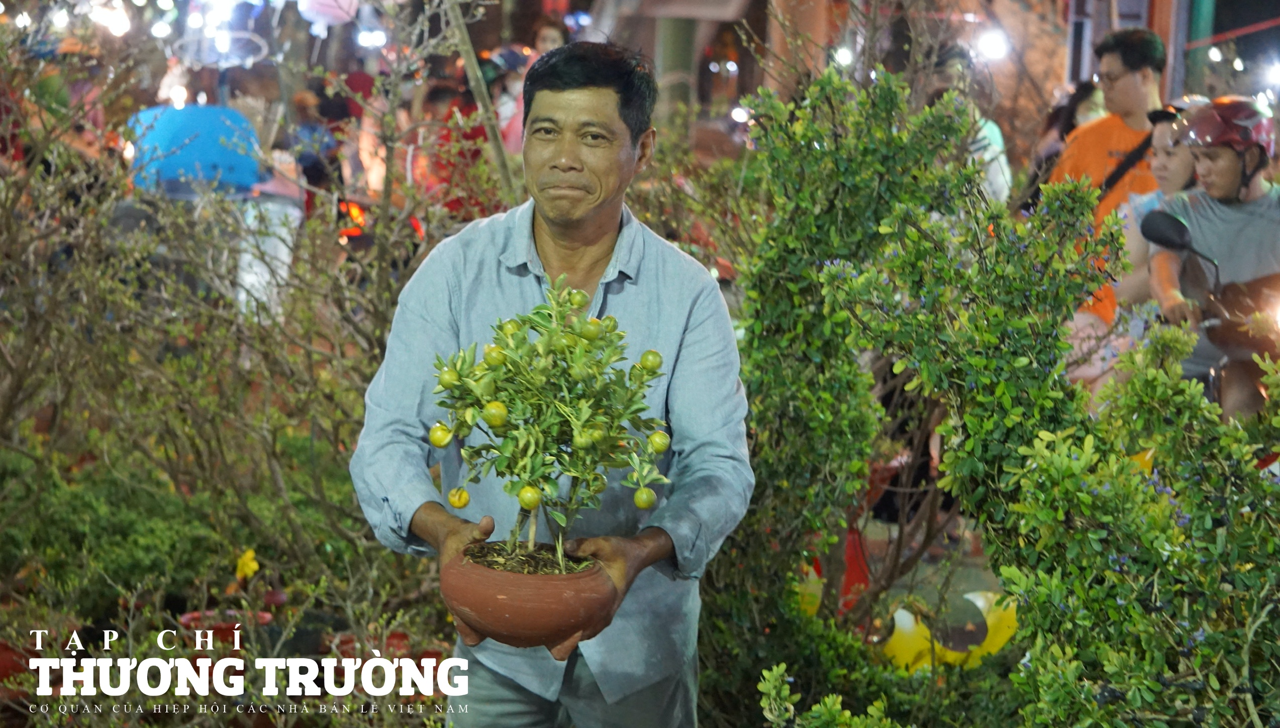 Khách hàng tấp nập tại chợ hoa xuân TPHCM