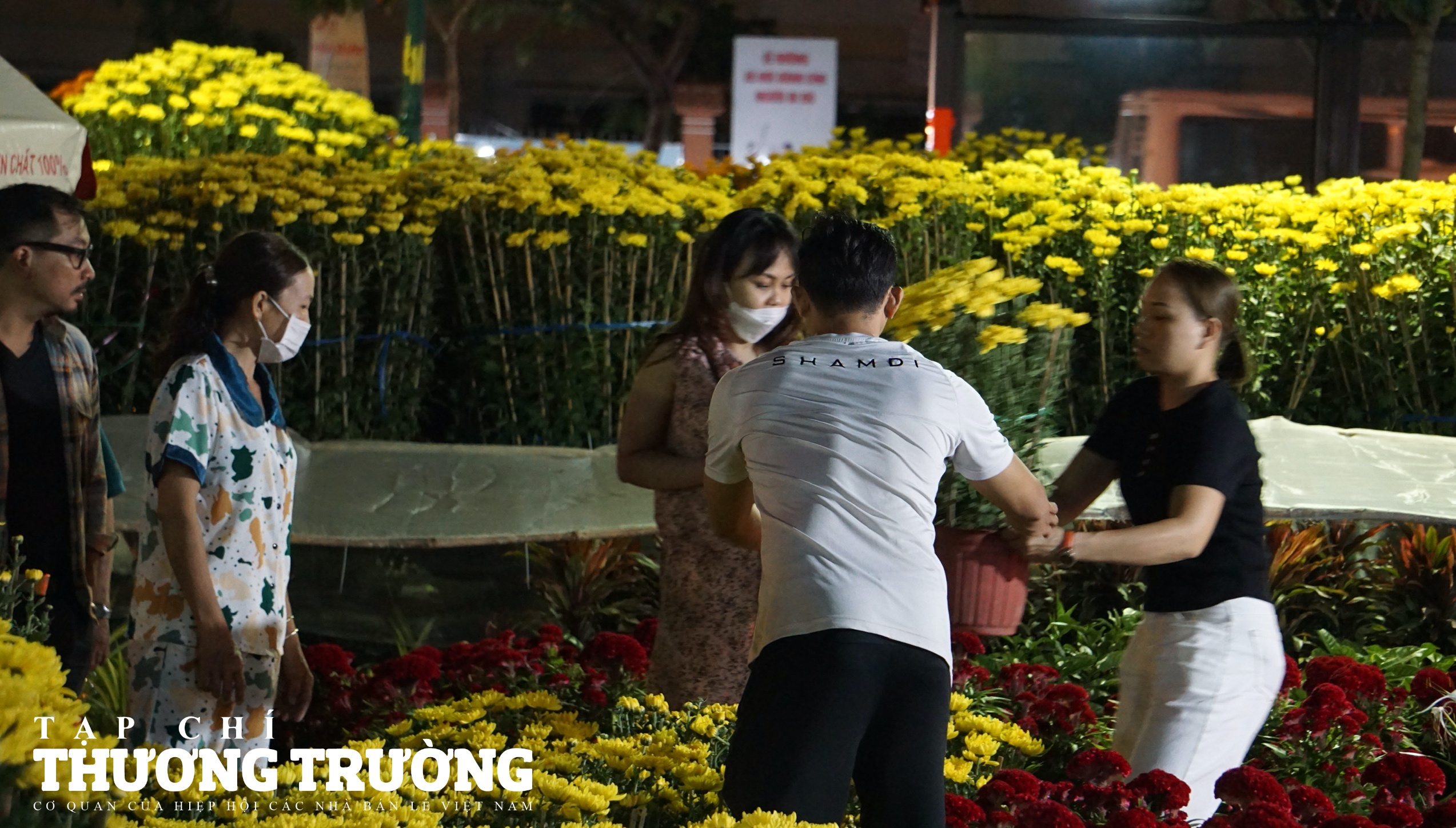 Khách hàng tấp nập tại chợ hoa xuân TPHCM