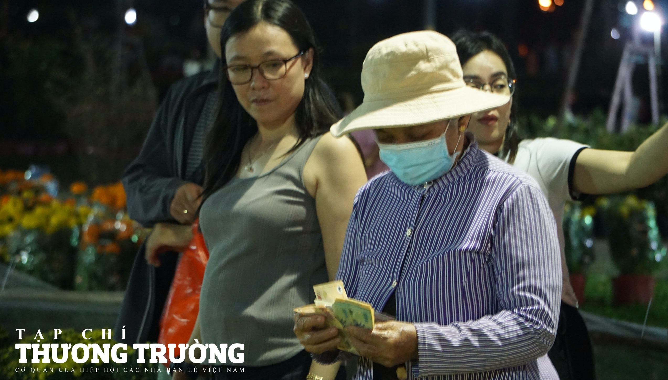 Khách hàng tấp nập tại chợ hoa xuân TPHCM