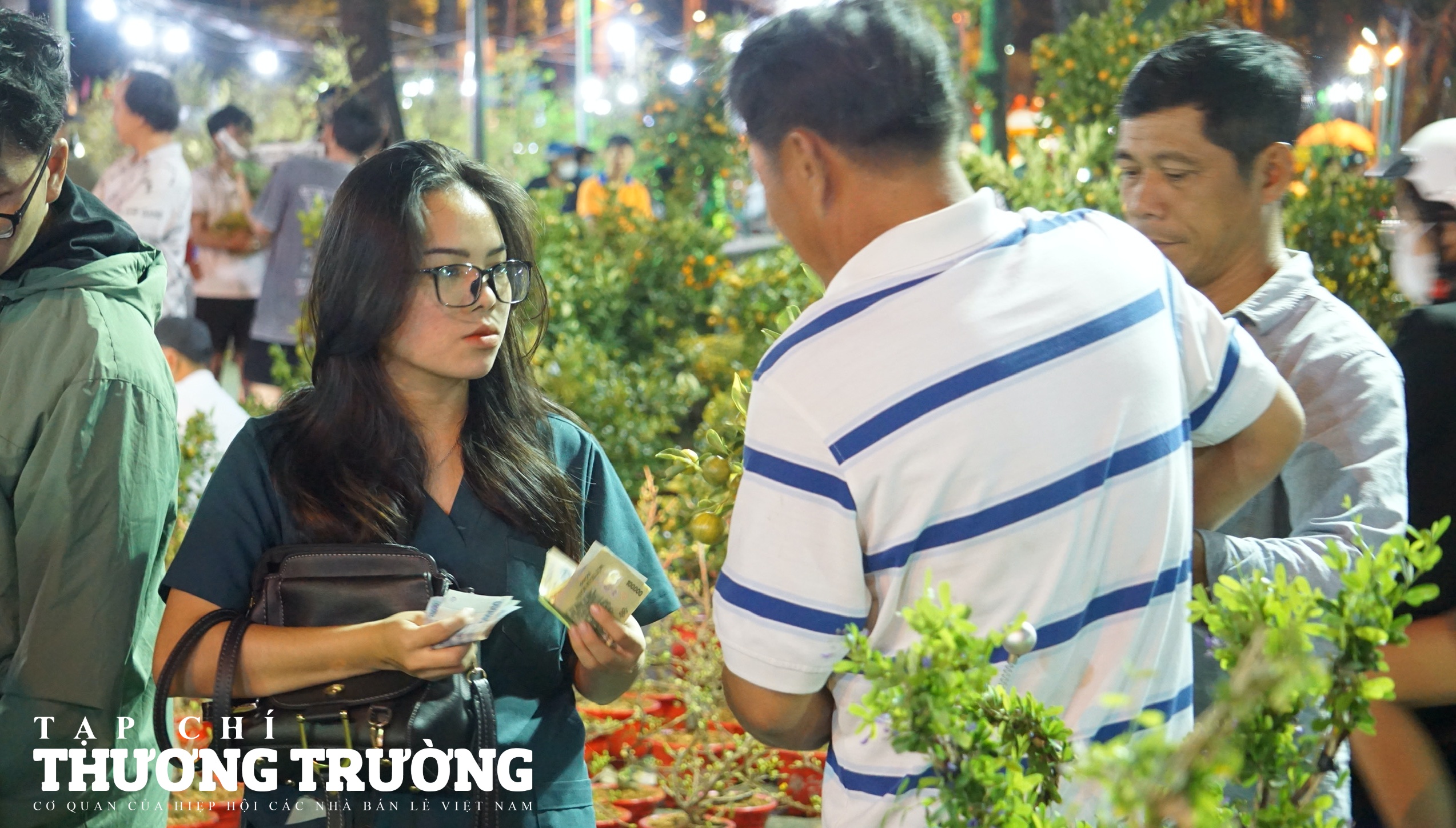 Khách hàng tấp nập tại chợ hoa xuân TPHCM