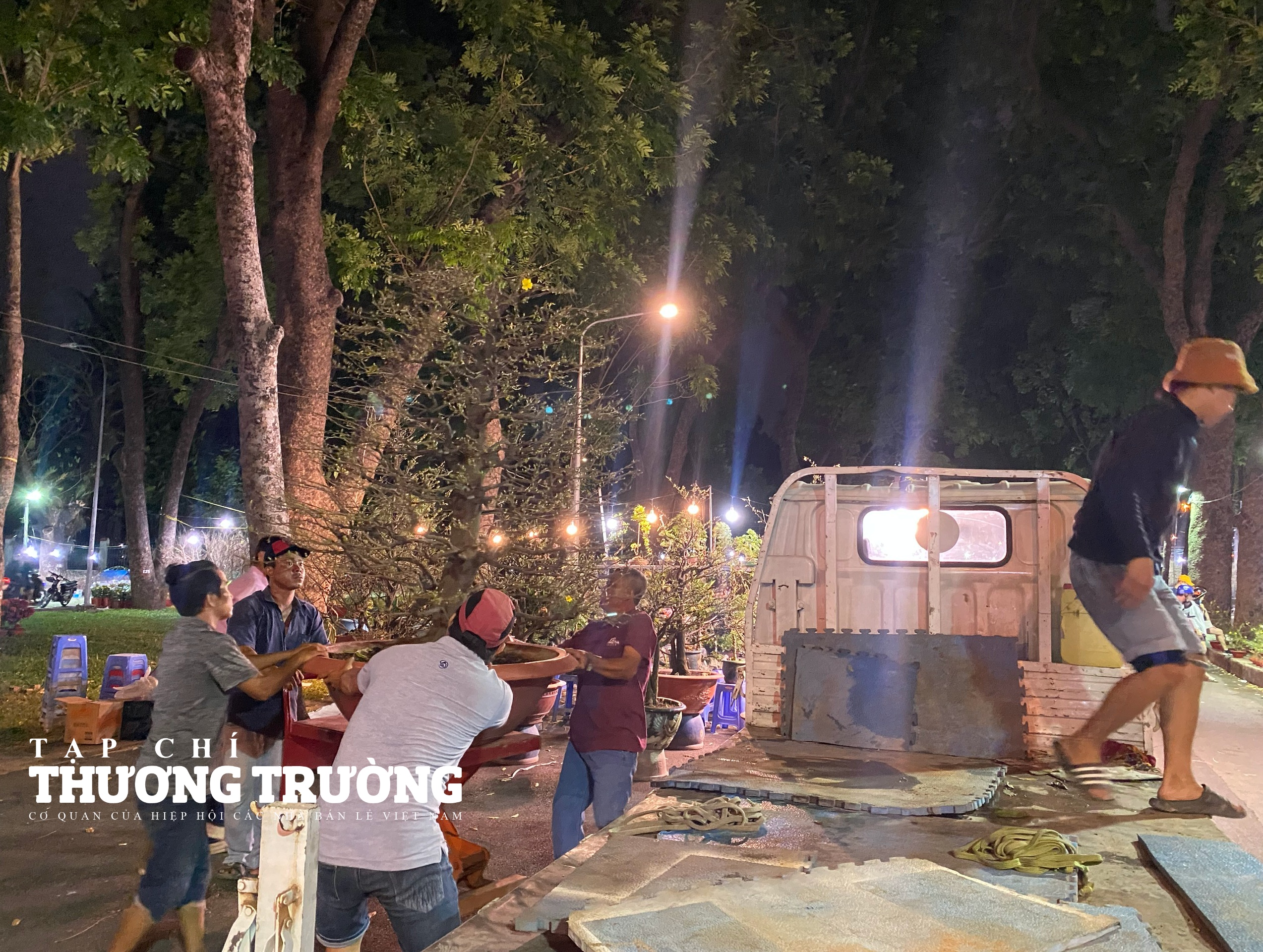 Khách hàng tấp nập tại chợ hoa xuân TPHCM