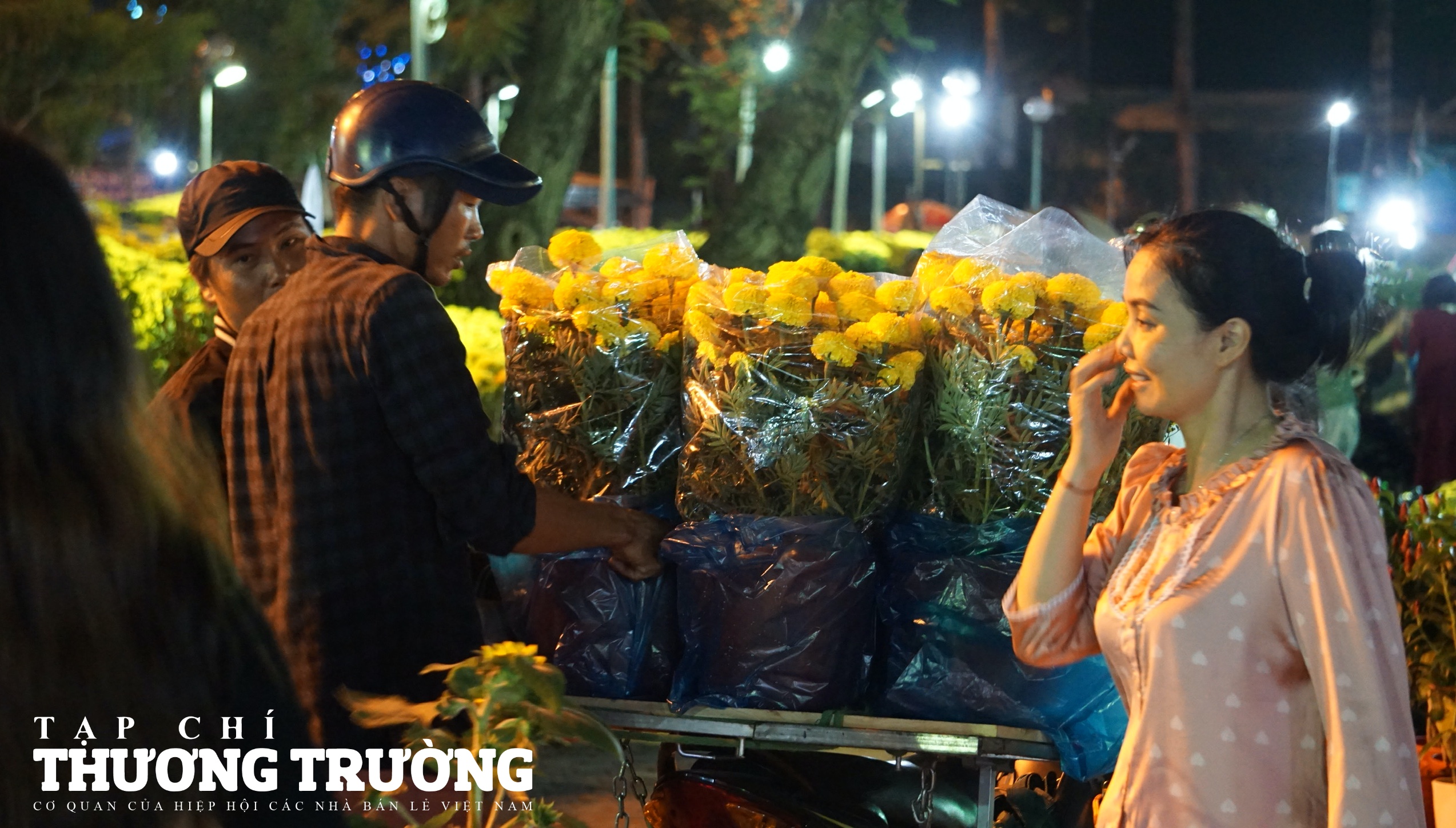 Khách hàng tấp nập tại chợ hoa xuân TPHCM