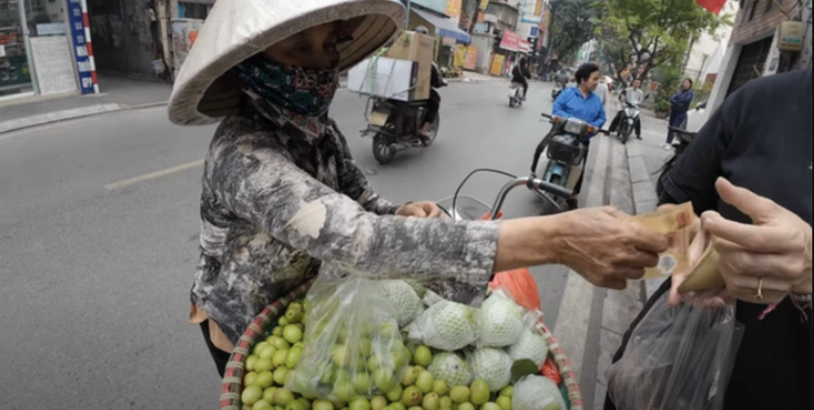 Hà Nội Chặt chém khách Tây túi táo giá 200000 đồng người bán hàng rong bị xử phạt