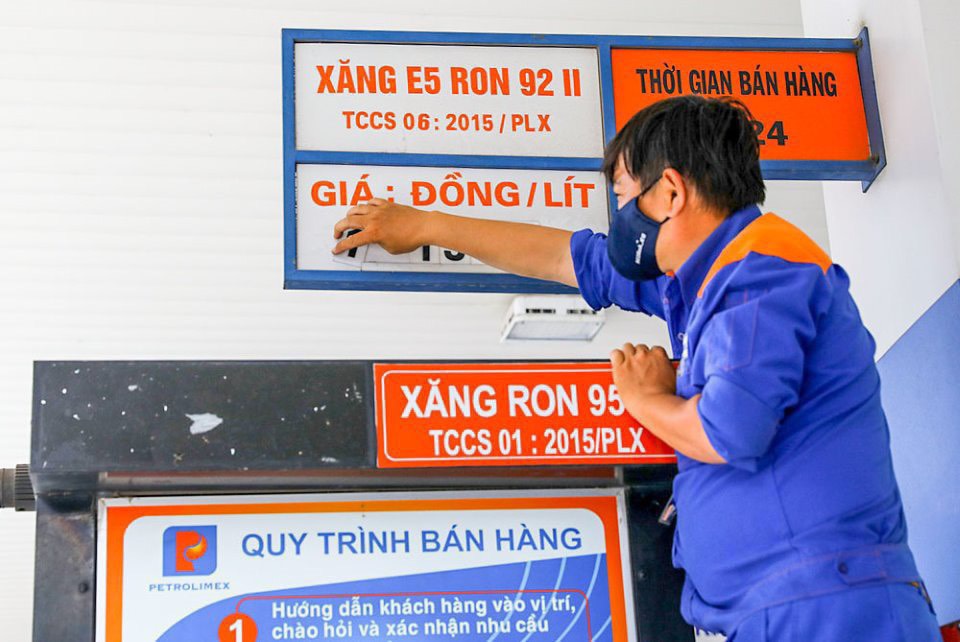 Giá xăng tăng sau 2 lần giảm liên tiếp RON 95 vượt 24000 đồnglít