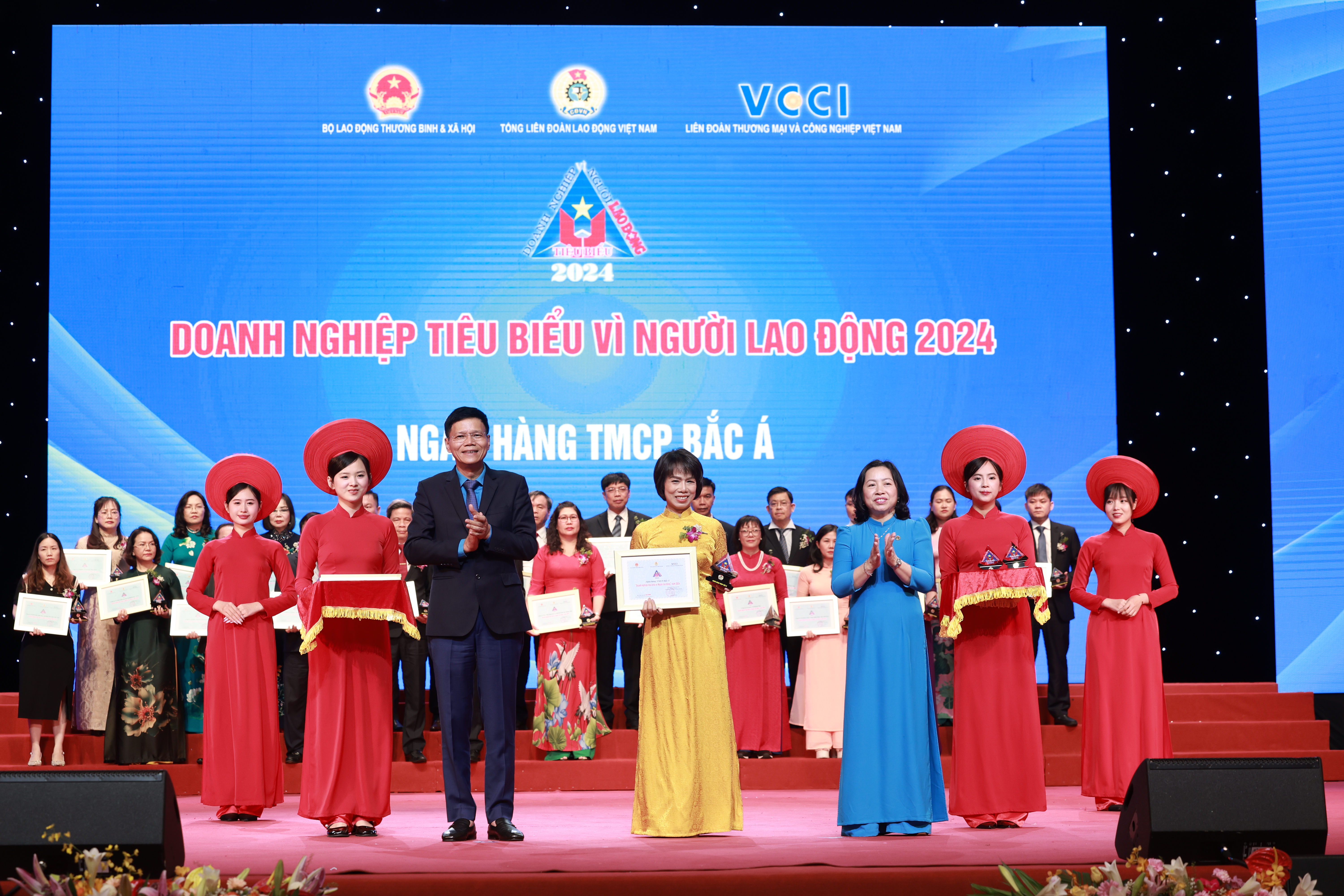 BAC A BANK tiếp tục được vinh danh