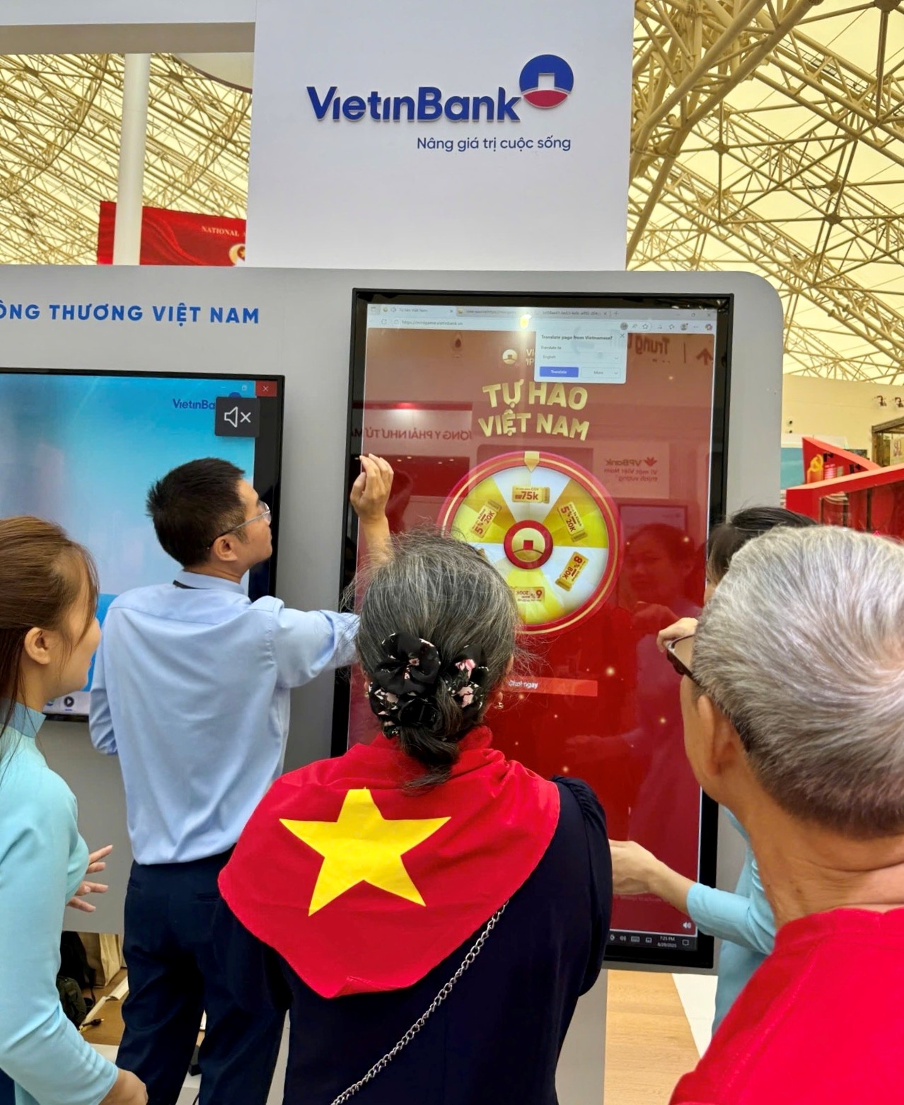 Nhận quà khi checkin gian hàng VietinBank tại Triển lãm thành tựu đất nước