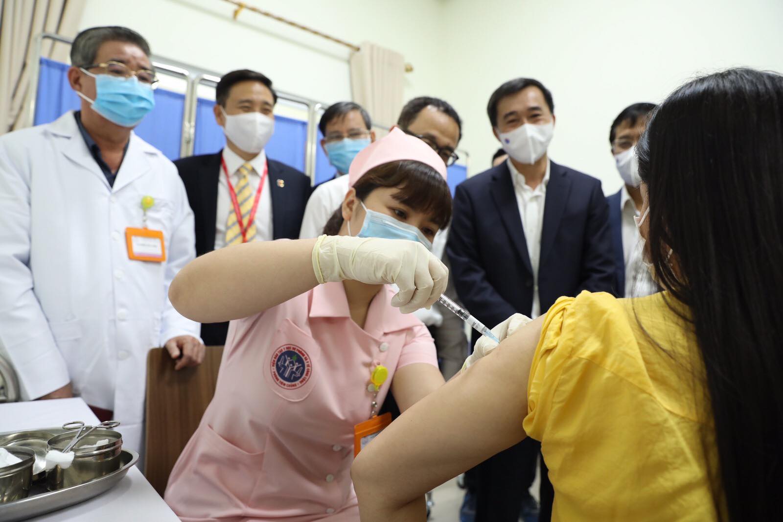 Bằng mọi giá có vaccine nhiều nhất nhanh nhất để tiêm cho nhân dân