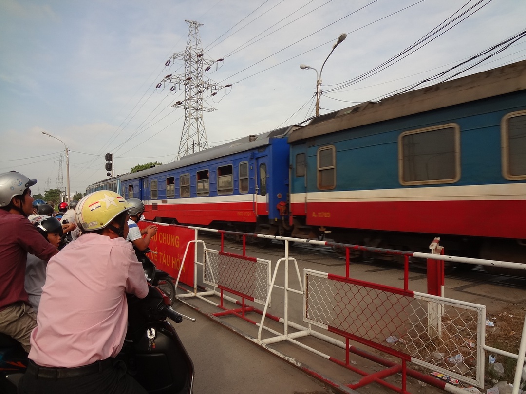Phong tỏa tuyến đường sắt Bắc Nam vì phát hiện bom sát đường tàu