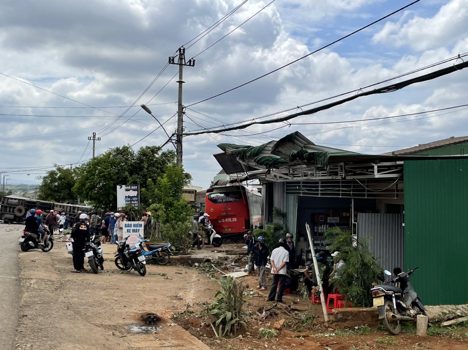 Nhiều người thương vong phương tiện hư hỏng nặng trong vụ tai nạn liên hoàn ở Đắk Lắk