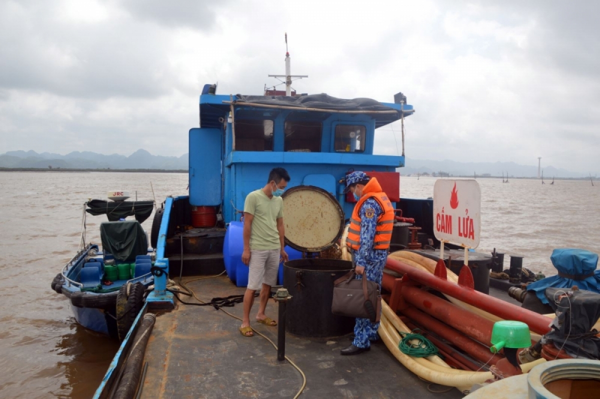 Cảnh sát biển tạm giữ tàu vỏ sắt và 25000 lít dầu DO không rõ nguồn gốc