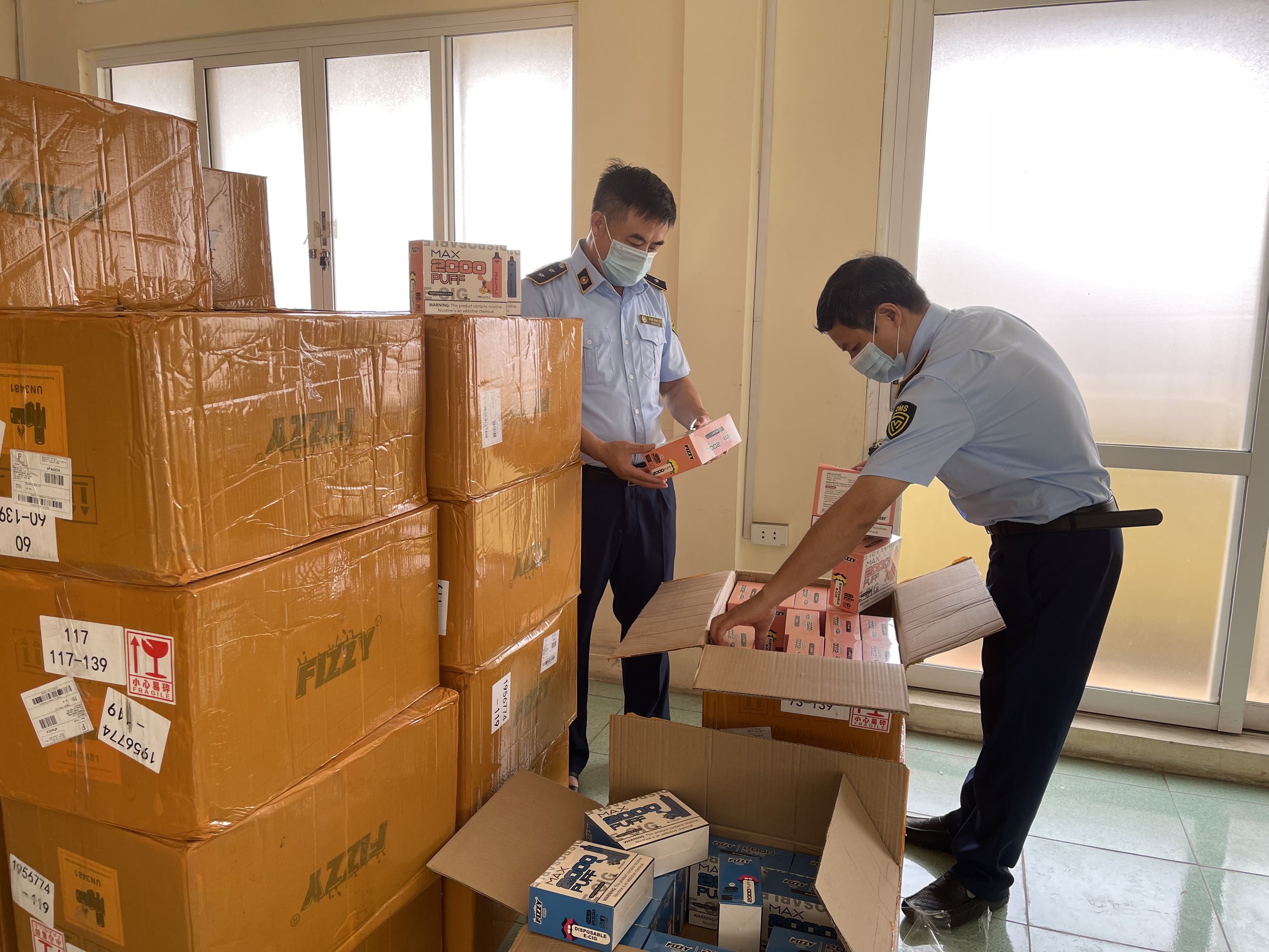 Thu giữ 15000 sản phẩm thuốc lá điện tử nhập lậu tại Hà Nội