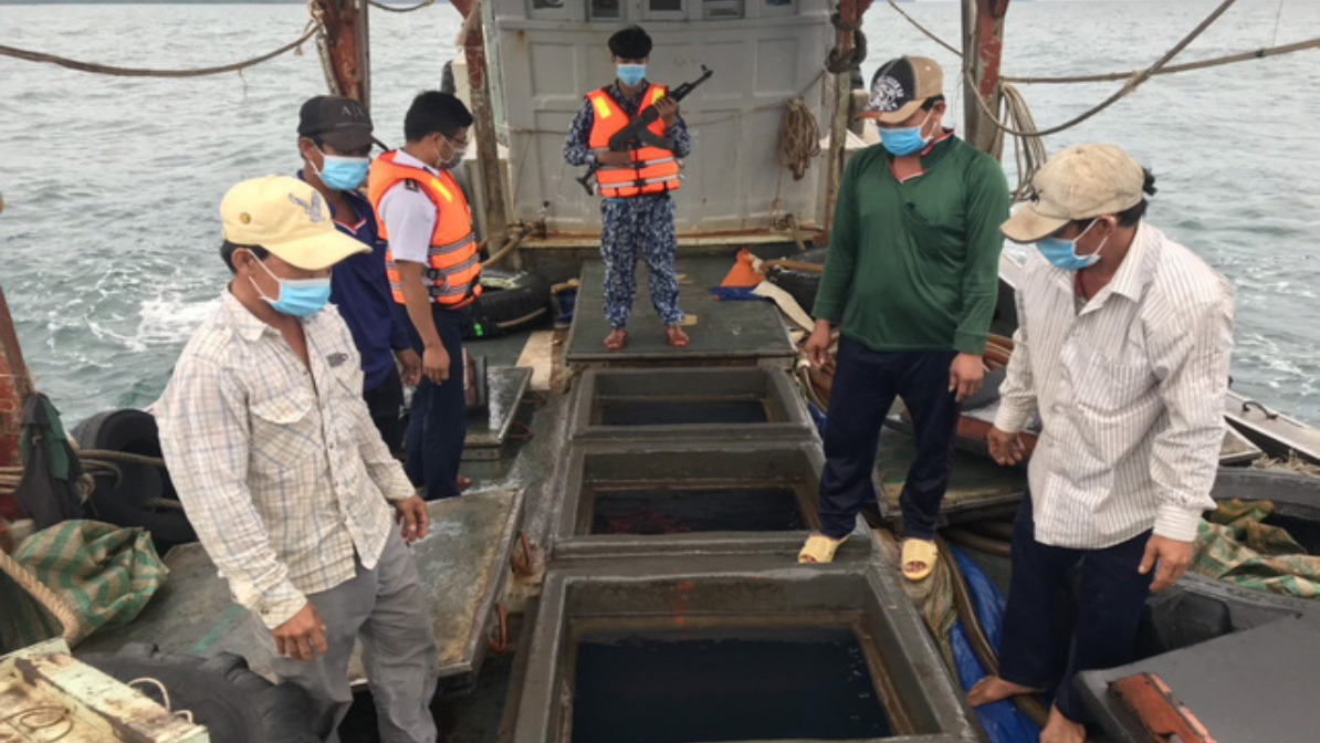 Cảnh sát biển Kiên Giang bắt giữ tàu vận chuyển 50000 lít dầu DO không rõ nguồn gốc