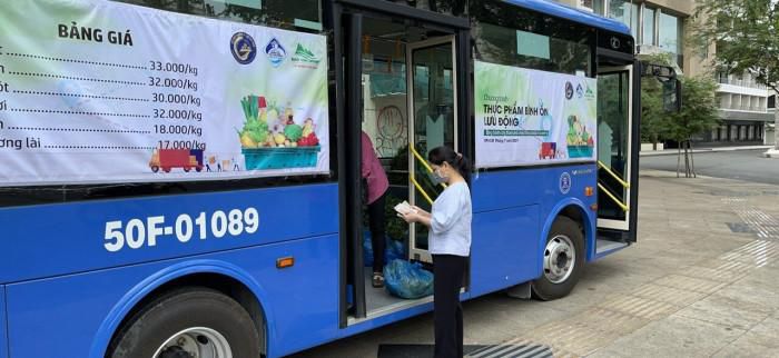 Xe búyt bán rau bình ổn giá phục vụ người dân TPHCM