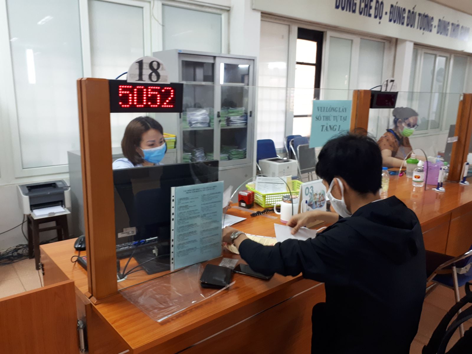 Hà Nội tạm dừng nhận hồ sơ hưởng bảo hiểm thất nghiệp trực tiếp