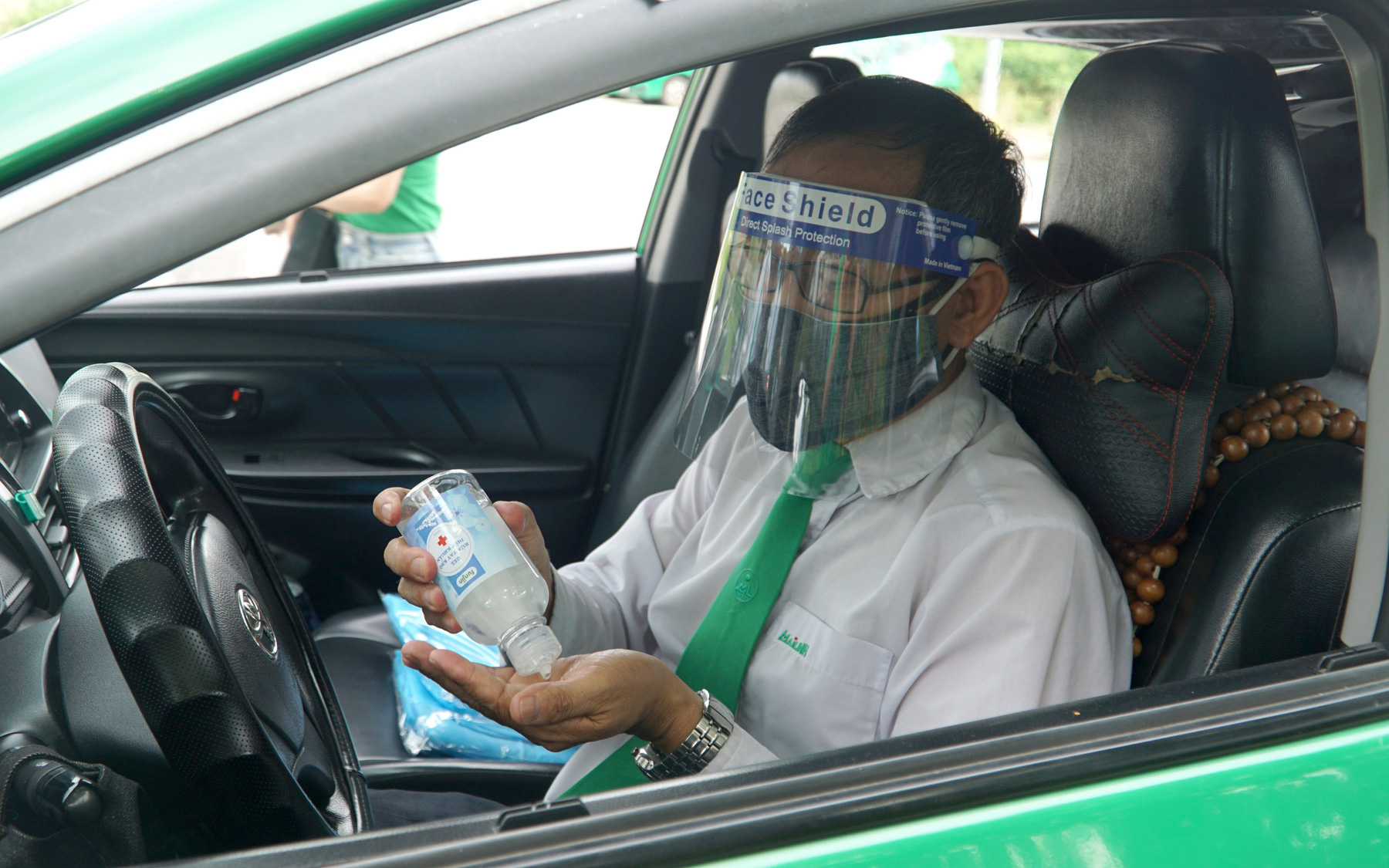 Hà Nội chấp thuận cho 200 xe taxi Mai Linh vận chuyển khách giữa các bệnh viện khu cách ly và sân bay Nội Bài