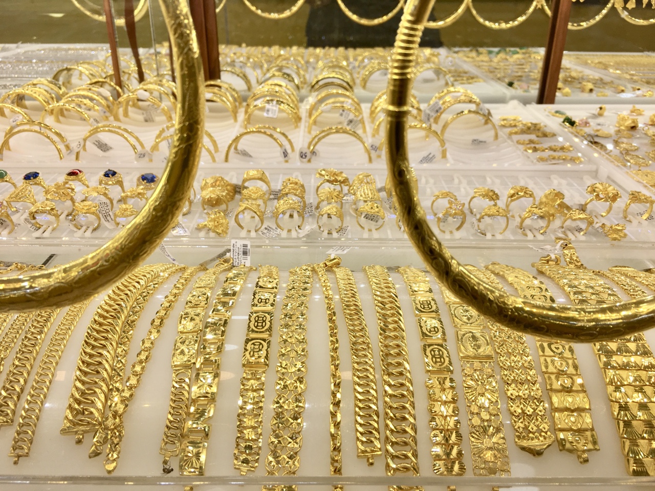 Giá vàng hôm nay 258 Vượt mốc 1800 USDounce