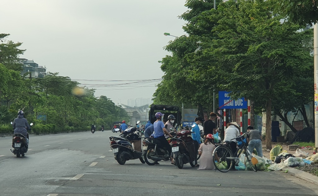 Chợ cóc hoạt động trong thời gian Hà Nội thực hiện giãn cách xã hội