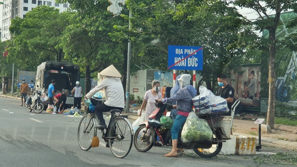 Chợ cóc hoạt động trong thời gian Hà Nội thực hiện giãn cách xã hội