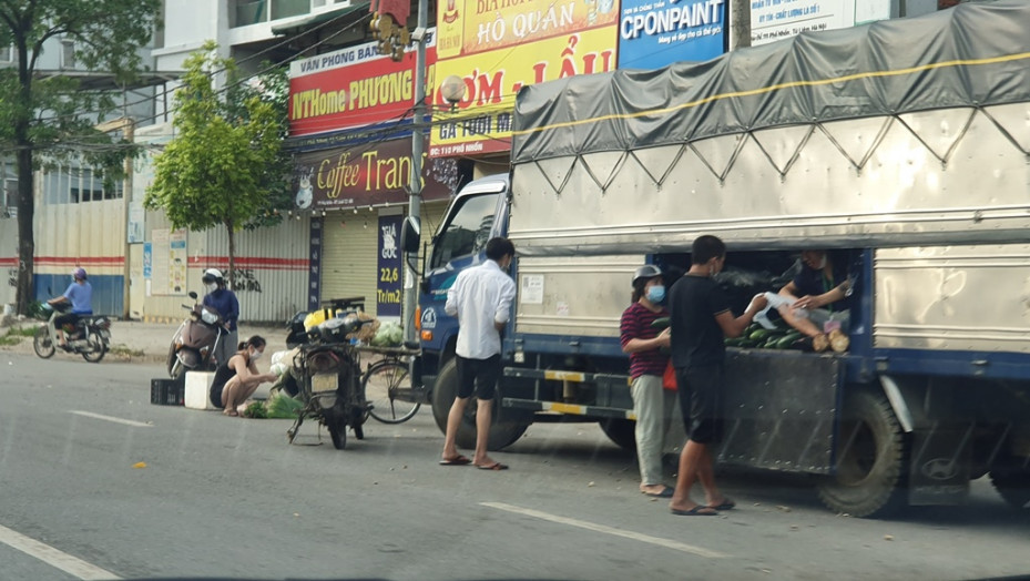 Chợ cóc hoạt động trong thời gian Hà Nội thực hiện giãn cách xã hội