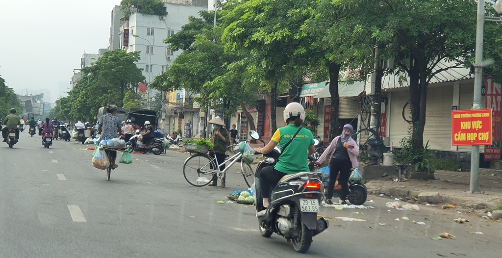 Chợ cóc hoạt động trong thời gian Hà Nội thực hiện giãn cách xã hội