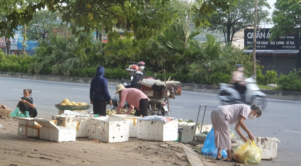 Chợ cóc hoạt động trong thời gian Hà Nội thực hiện giãn cách xã hội