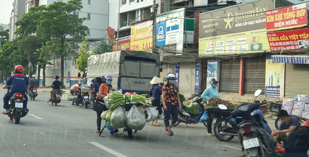 Chợ cóc hoạt động trong thời gian Hà Nội thực hiện giãn cách xã hội